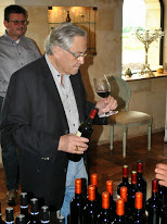 Mr. Capdemourlin proeft voor op Ch&acirc;teau Balestard la Tonnelle