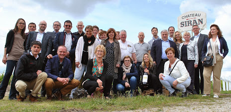 Groepsfoto in de wijngaard van Ch&acirc;teau Siran